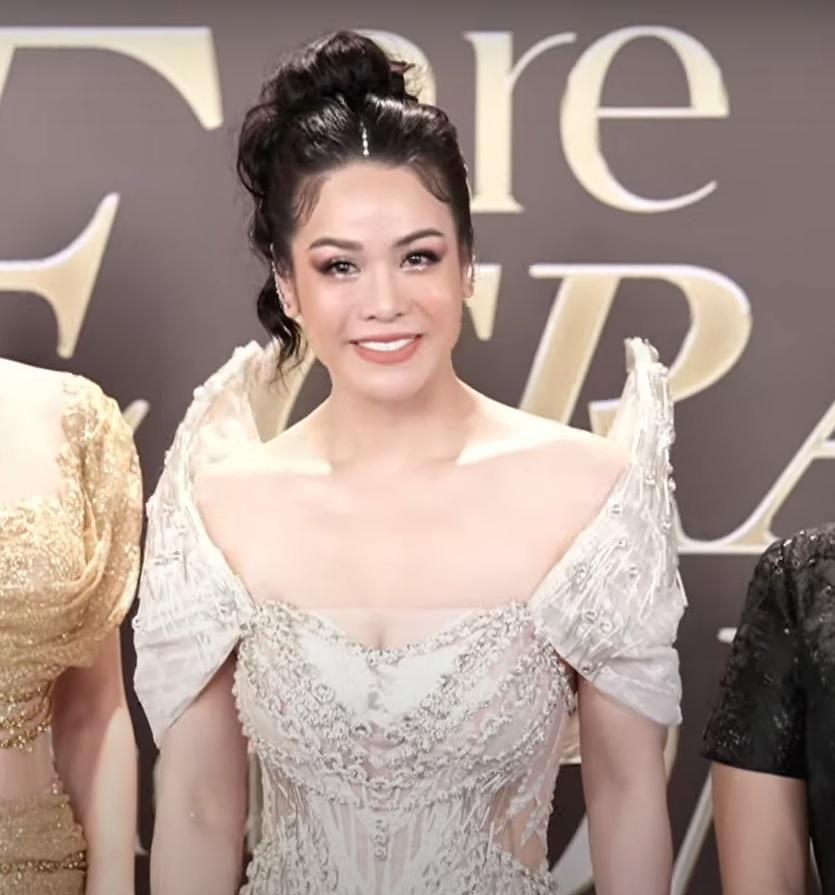 Lương Mỹ Kỳ lạ lẫm trên thảm đỏ, Kiều Loan hẳn 4 vệ sĩ vác đầm-19