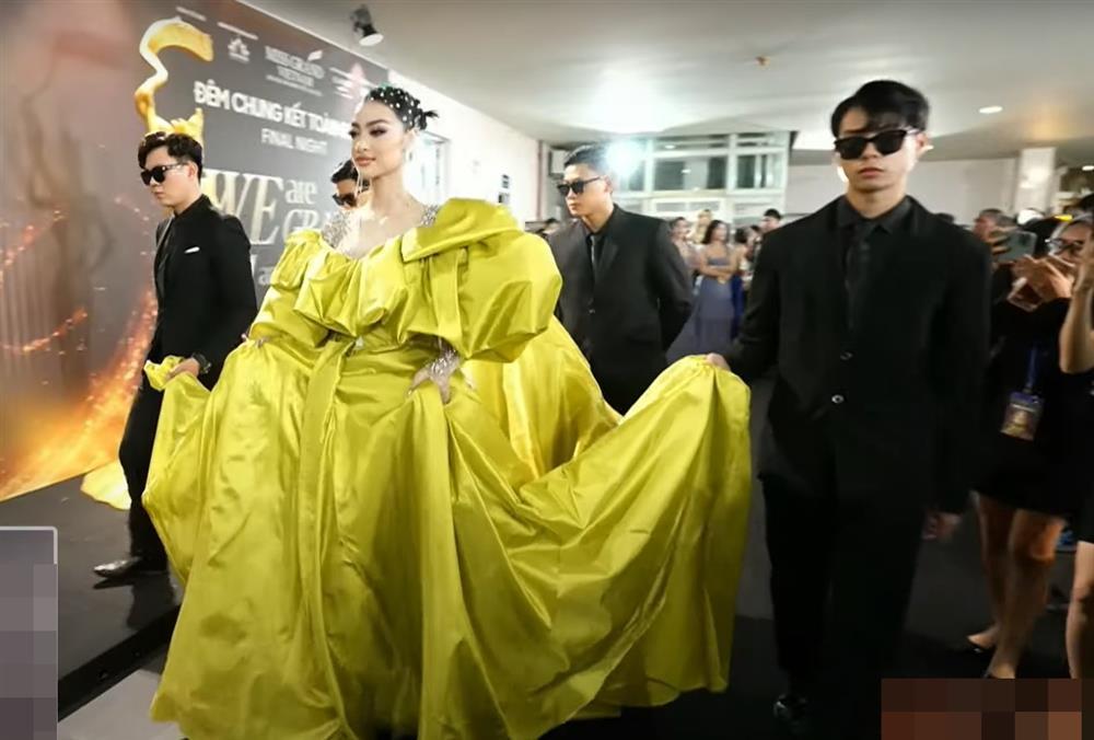 Lương Mỹ Kỳ lạ lẫm trên thảm đỏ, Kiều Loan hẳn 4 vệ sĩ vác đầm-2