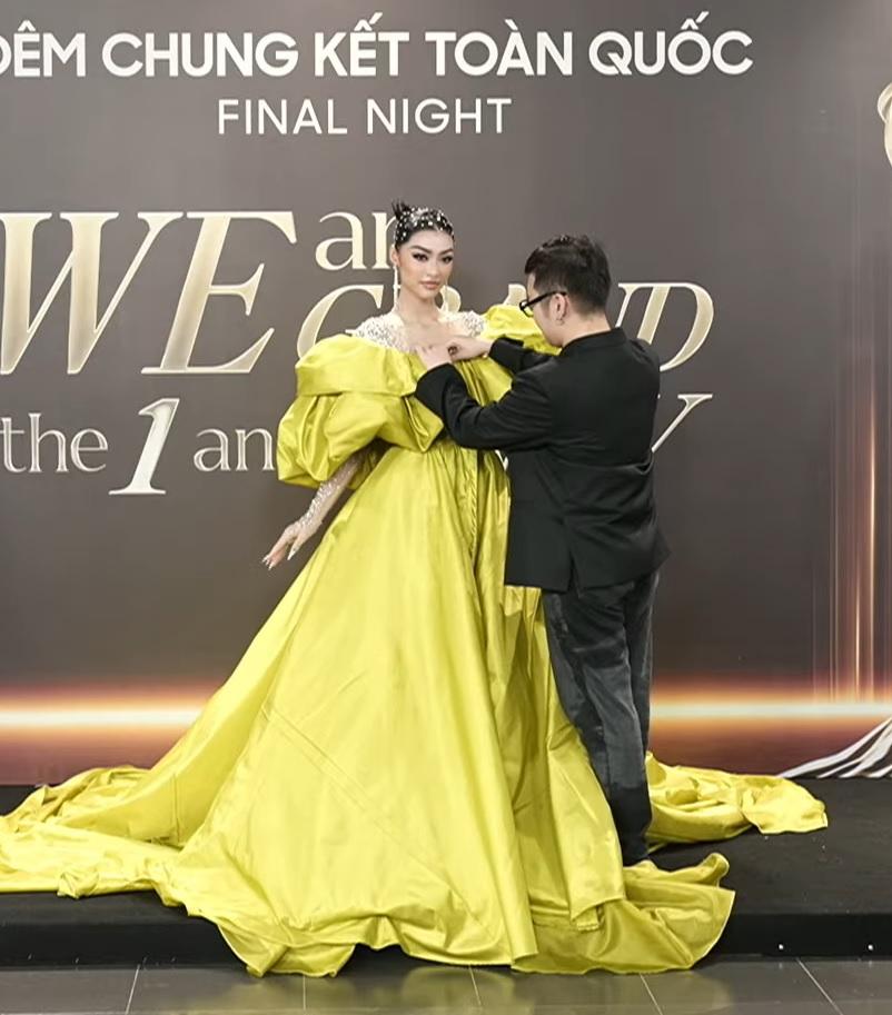 Lương Mỹ Kỳ lạ lẫm trên thảm đỏ, Kiều Loan hẳn 4 vệ sĩ vác đầm-5