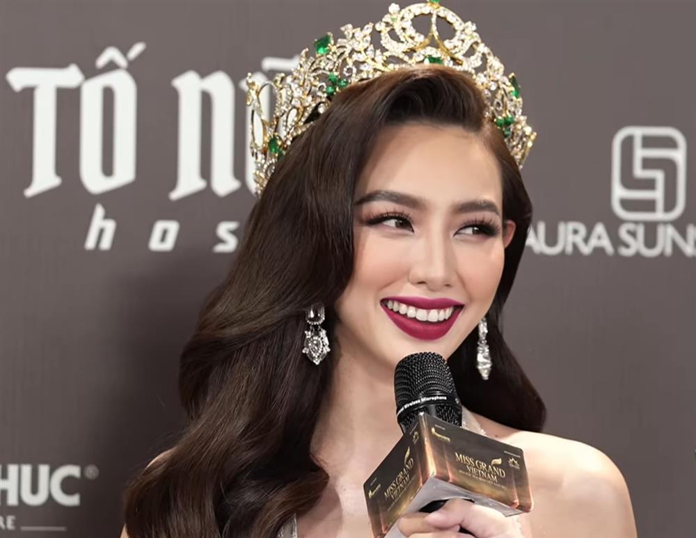 Lương Mỹ Kỳ lạ lẫm trên thảm đỏ, Kiều Loan hẳn 4 vệ sĩ vác đầm-10