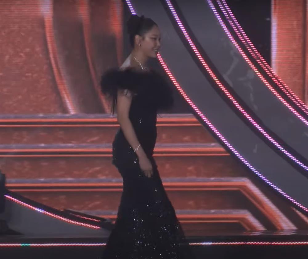 Hà Kiều Anh ngã đau trên sân khấu chung kết Miss Grand Vietnam-1