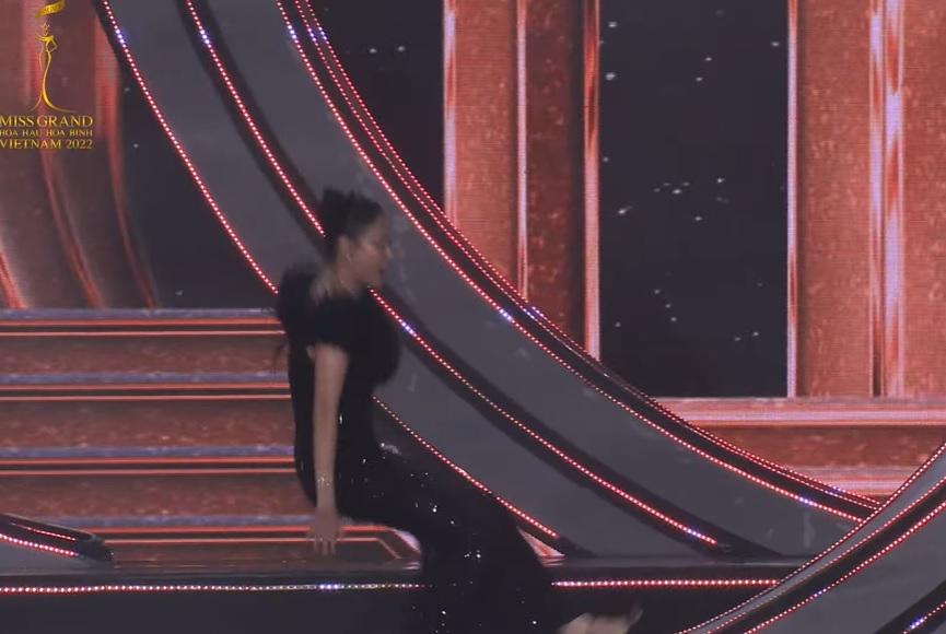 Hà Kiều Anh ngã đau trên sân khấu chung kết Miss Grand Vietnam-2