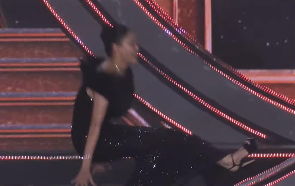 Hà Kiều Anh ngã đau trên sân khấu chung kết Miss Grand Vietnam-3