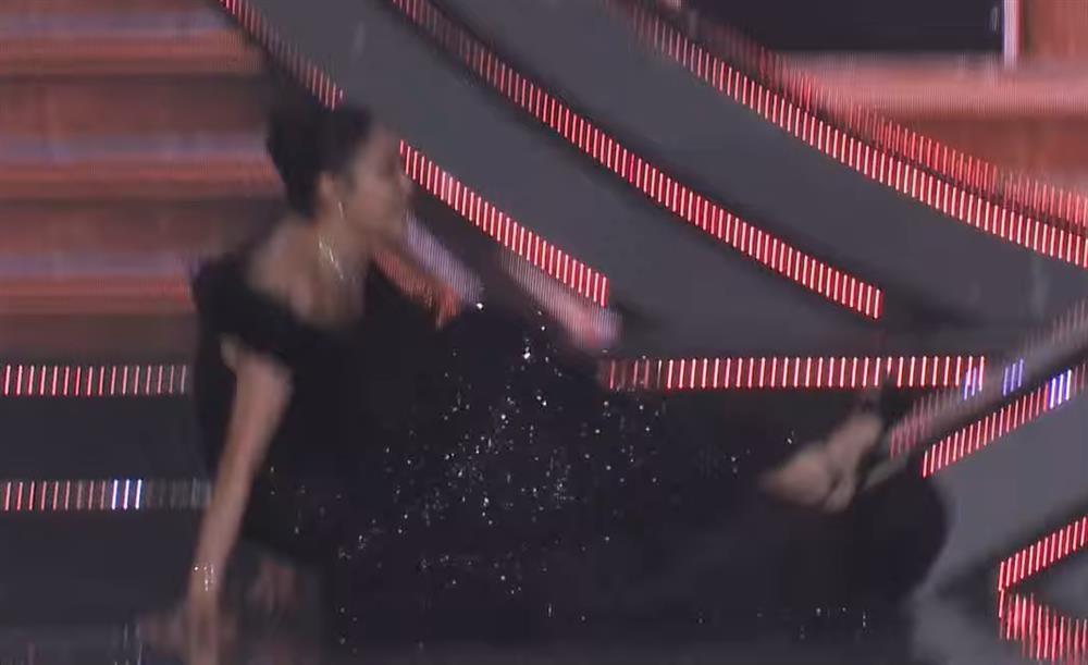 Hà Kiều Anh ngã đau trên sân khấu chung kết Miss Grand Vietnam-4