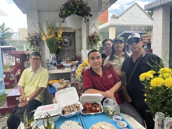 Quyền Linh bùi ngùi bày mâm giỗ trước mộ Lê Công Tuấn Anh-3