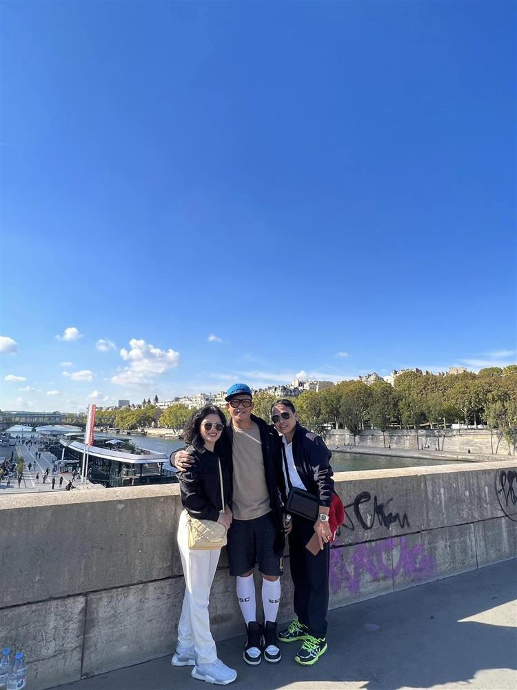 Bố mẹ Quang Hải vi vu trời Pháp cùng con dâu tương lai-1
