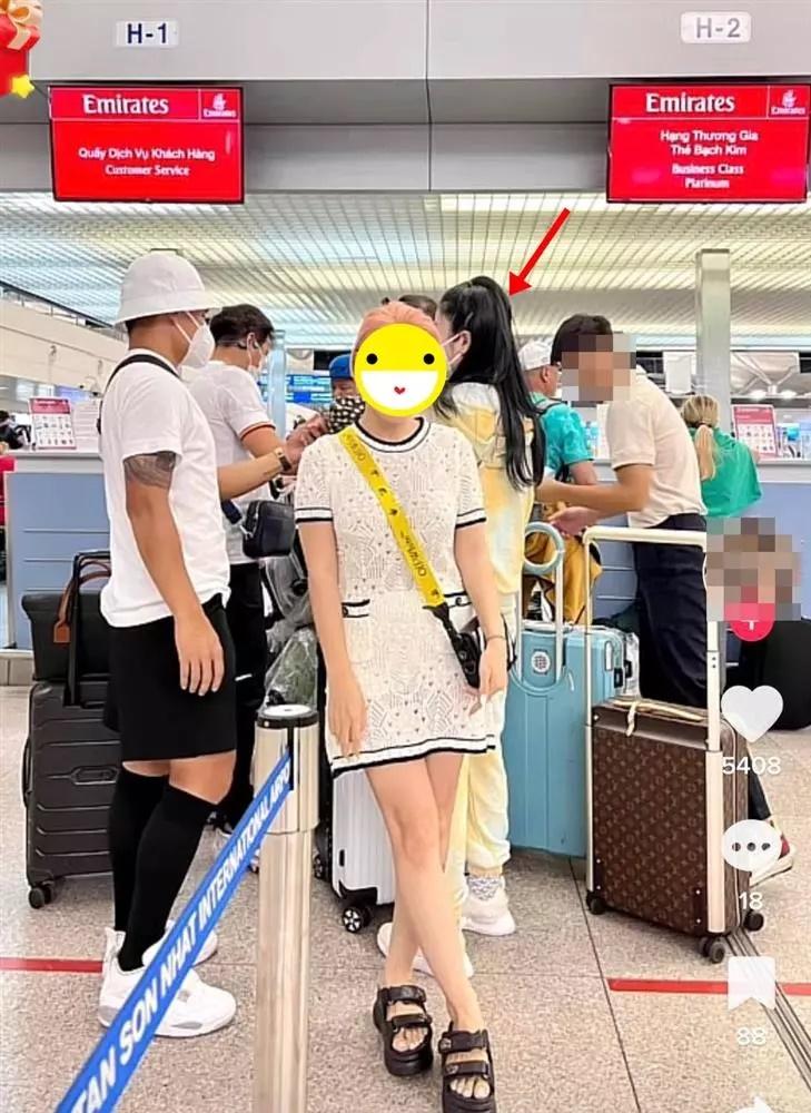 Bố mẹ Quang Hải vi vu trời Pháp cùng con dâu tương lai-6