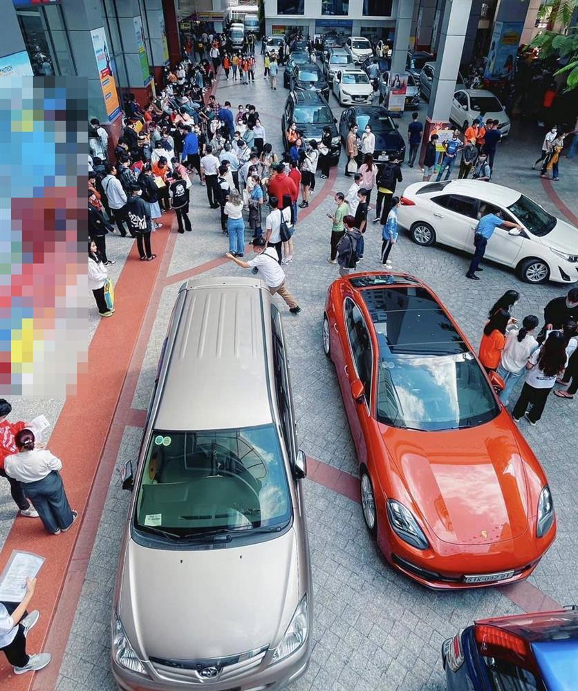 Dân mạng bật ngửa nhìn tân sinh viên Việt lái xế hộp 20 tỷ nhập học-3