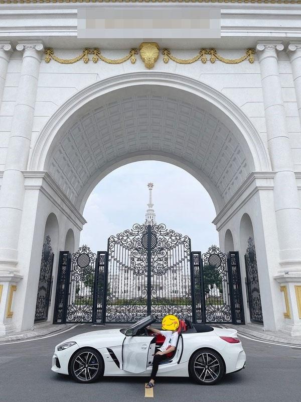 Dân mạng bật ngửa nhìn tân sinh viên Việt lái xế hộp 20 tỷ nhập học-6