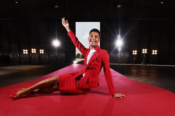 Hãng bay yêu cầu tiếp viên không có tóc bạc hay hói đầu-2