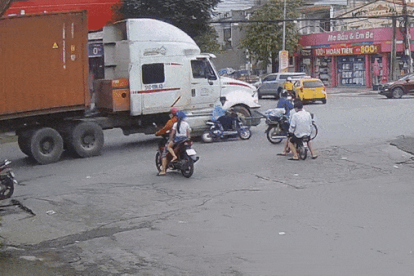 Clip: 'Hú hồn' xe container cán người đàn ông tử vong ngay trước mặt