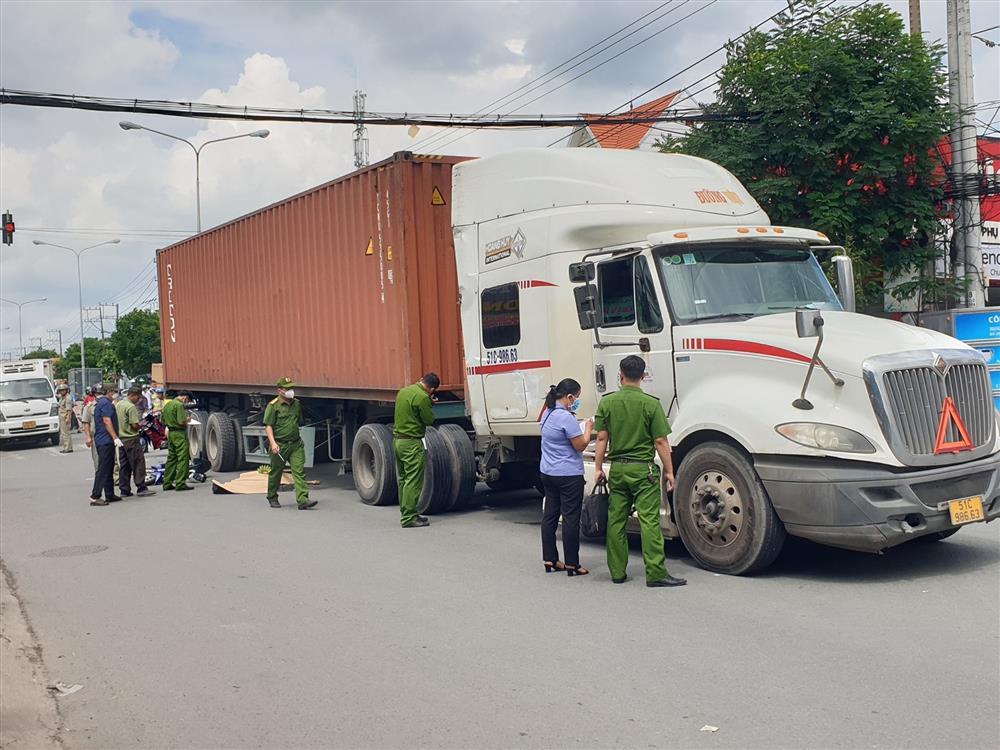Clip: Hú hồn xe container cán người đàn ông tử vong ngay trước mặt-1