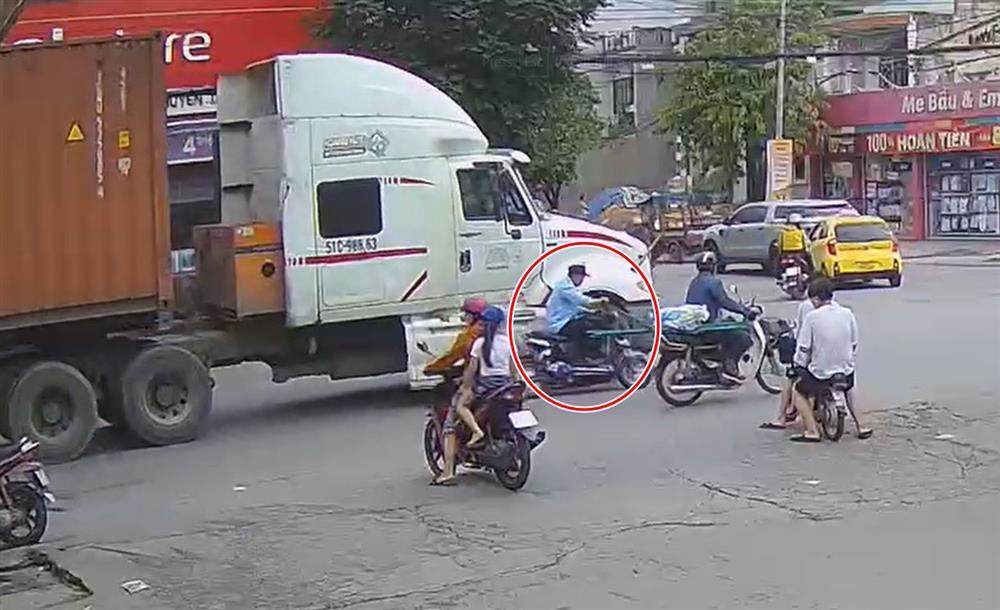 Clip: Hú hồn xe container cán người đàn ông tử vong ngay trước mặt-2