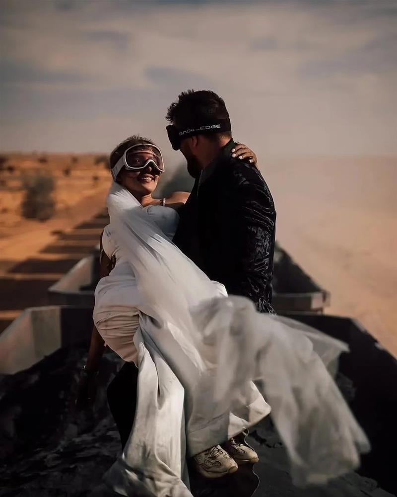 Cặp đôi hưởng tuần trăng mật trên tàu chở quặng-4