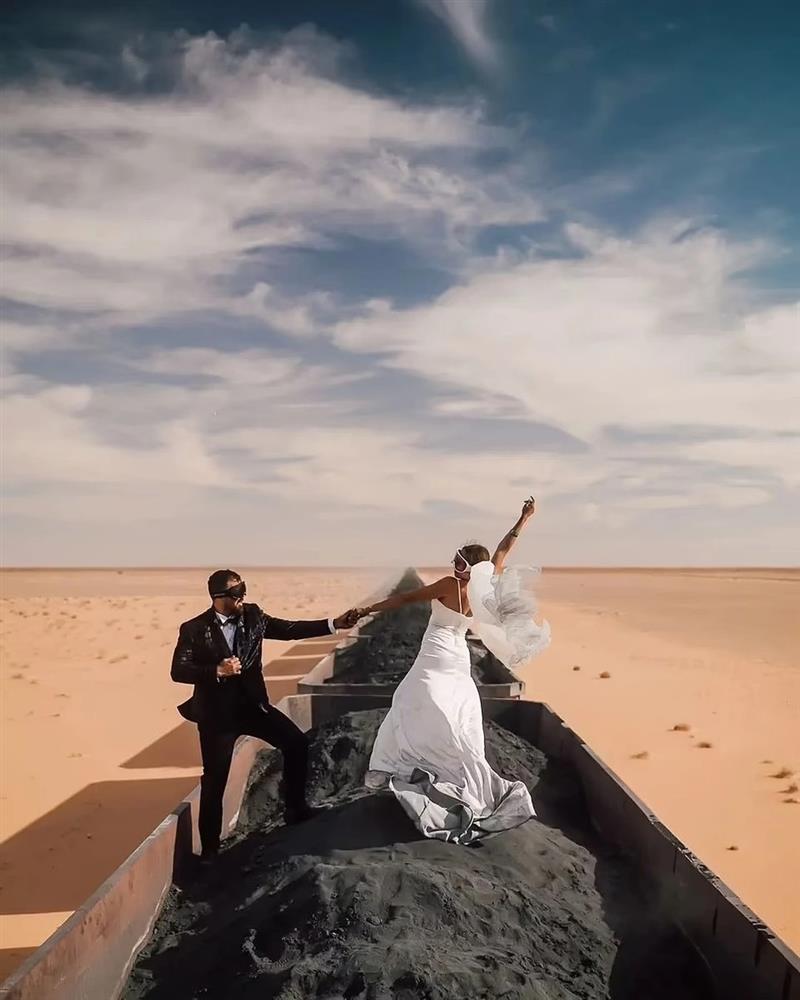 Cặp đôi hưởng tuần trăng mật trên tàu chở quặng-5