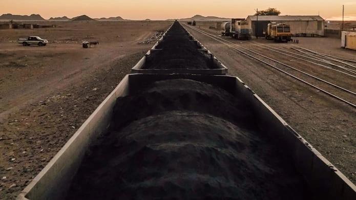 Cặp đôi hưởng tuần trăng mật trên tàu chở quặng-6