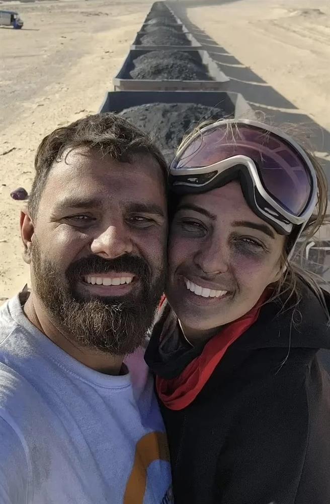 Cặp đôi hưởng tuần trăng mật trên tàu chở quặng-7