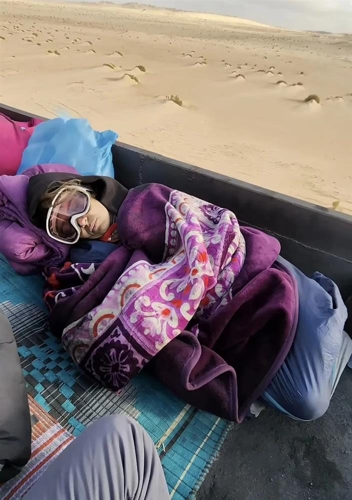 Cặp đôi hưởng tuần trăng mật trên tàu chở quặng-8