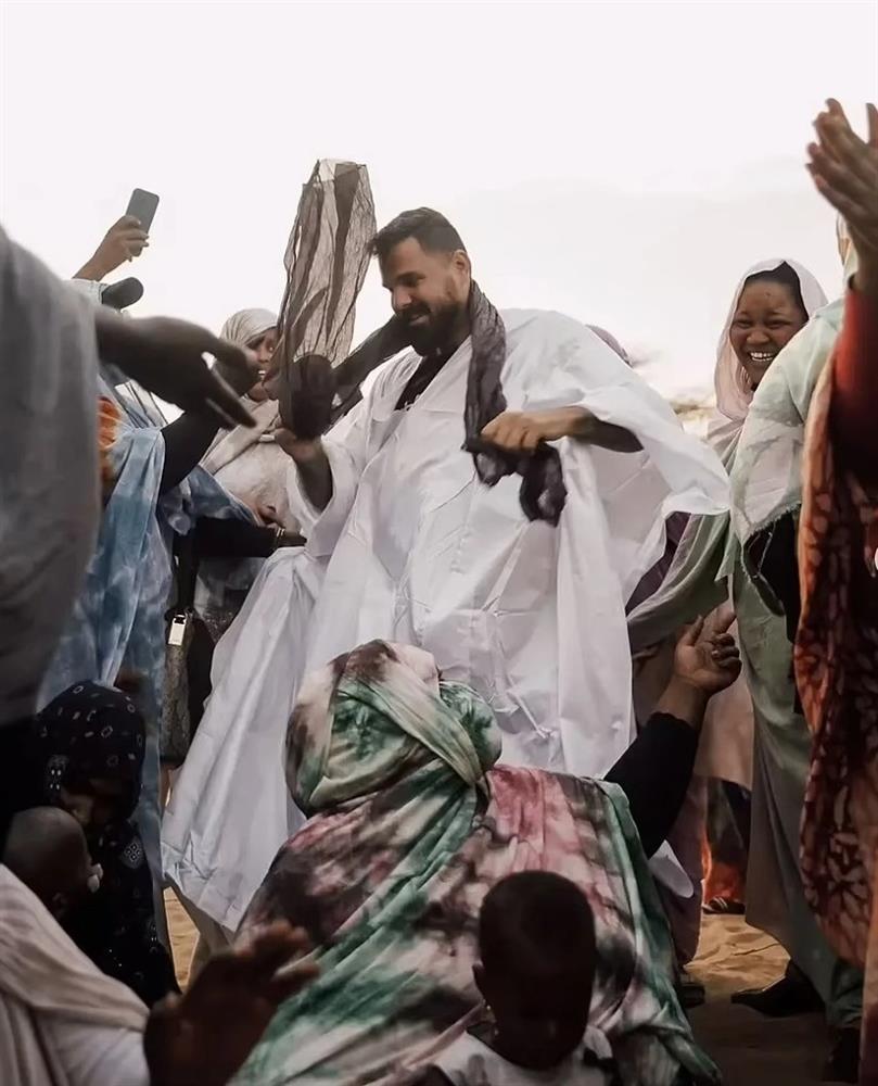 Cặp đôi hưởng tuần trăng mật trên tàu chở quặng-10