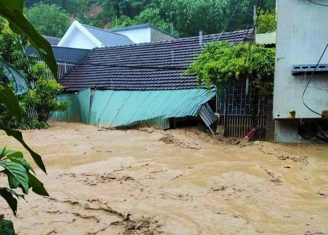 Hình ảnh lũ quét cuốn trôi ôtô, làm sập nhà ở Nghệ An-1