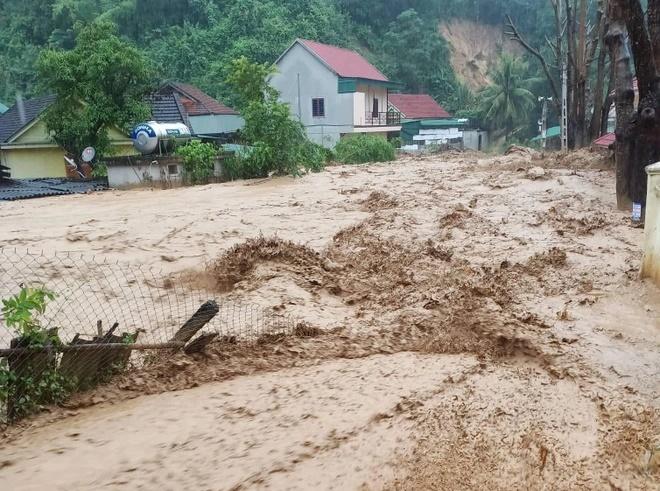 Hình ảnh lũ quét cuốn trôi ôtô, làm sập nhà ở Nghệ An-2