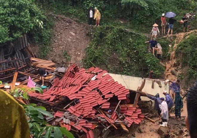 Hình ảnh lũ quét cuốn trôi ôtô, làm sập nhà ở Nghệ An-7