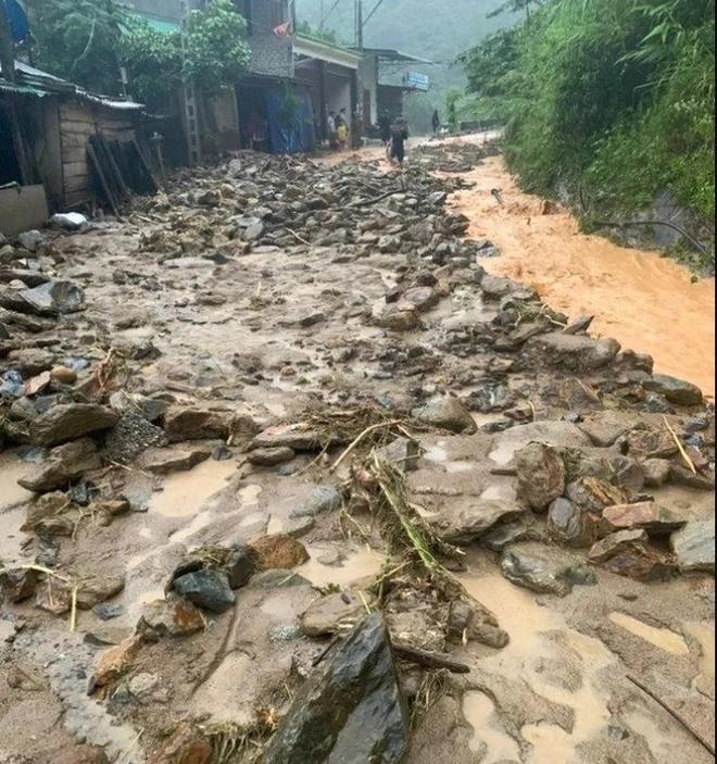 Hình ảnh lũ quét cuốn trôi ôtô, làm sập nhà ở Nghệ An-8