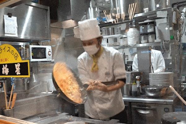 Đầu bếp né ngọn lửa bùng lớn từ chảo-1