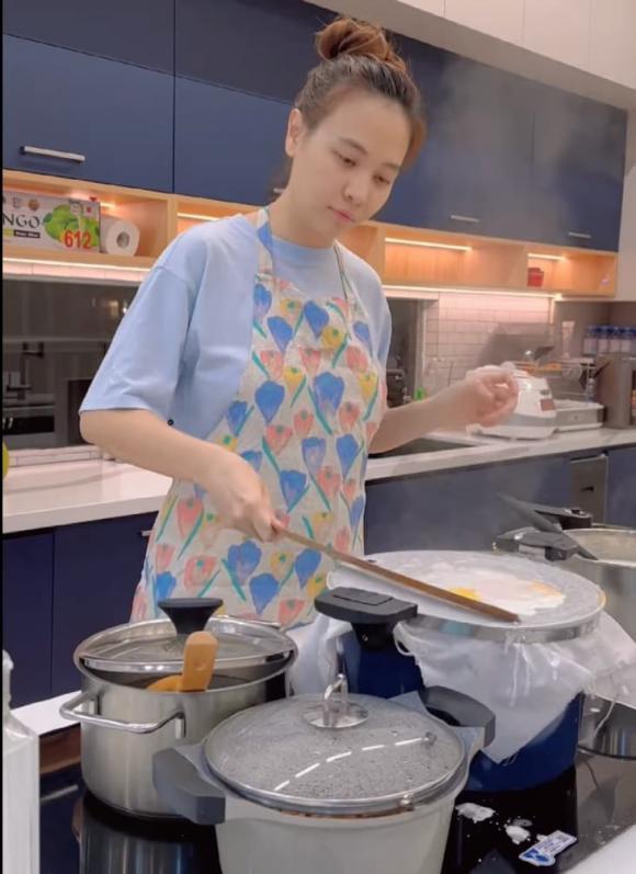 Đàm Thu Trang hóa gái đảm, mặt mộc 0% son phấn chiếm spotlight-3