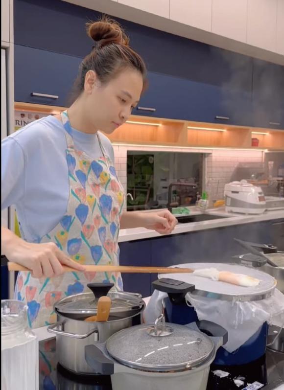 Đàm Thu Trang hóa gái đảm, mặt mộc 0% son phấn chiếm spotlight-2