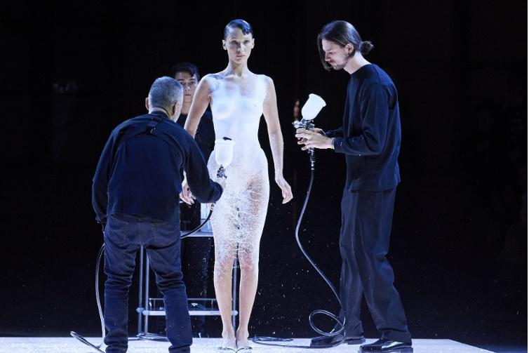 Bella Hadid diện đầm phun sơn ngay giữa sàn diễn gây sốt-1