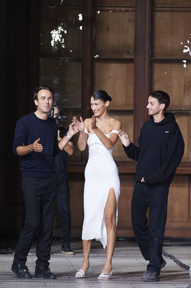 Bella Hadid diện đầm phun sơn ngay giữa sàn diễn gây sốt-3