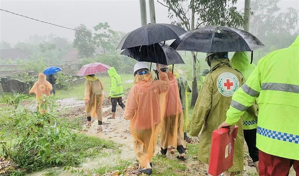 Thủy Tiên khoe ảnh tới miền Trung từ thiện sau bão Noru-6