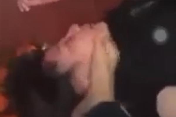 Chồng livestream đánh tới tấp vợ bầu: Bố mẹ xem thì đón nó về-1