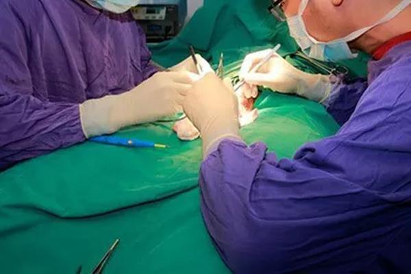 Thanh niên nhập viện cấp cứu vì cấy 16 viên bi vào của quý-1