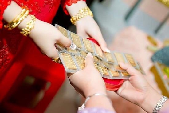 Ngày cưới, mẹ chồng tặng hồi môn cho con dâu 5 cây vàng... giả