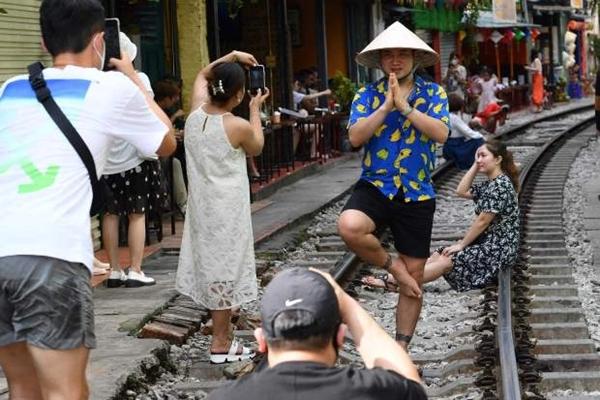 Phớt lờ cảnh báo, du khách thiệt mạng do bị sóng biển cuốn trôi-2