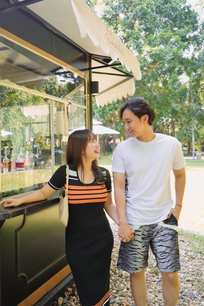 Hot girl đình đám xả ảnh trong lễ ăn hỏi với bạn trai ca sĩ-13