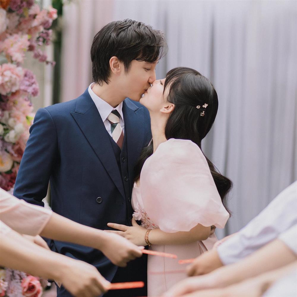 Hot girl đình đám xả ảnh trong lễ ăn hỏi với bạn trai ca sĩ-5