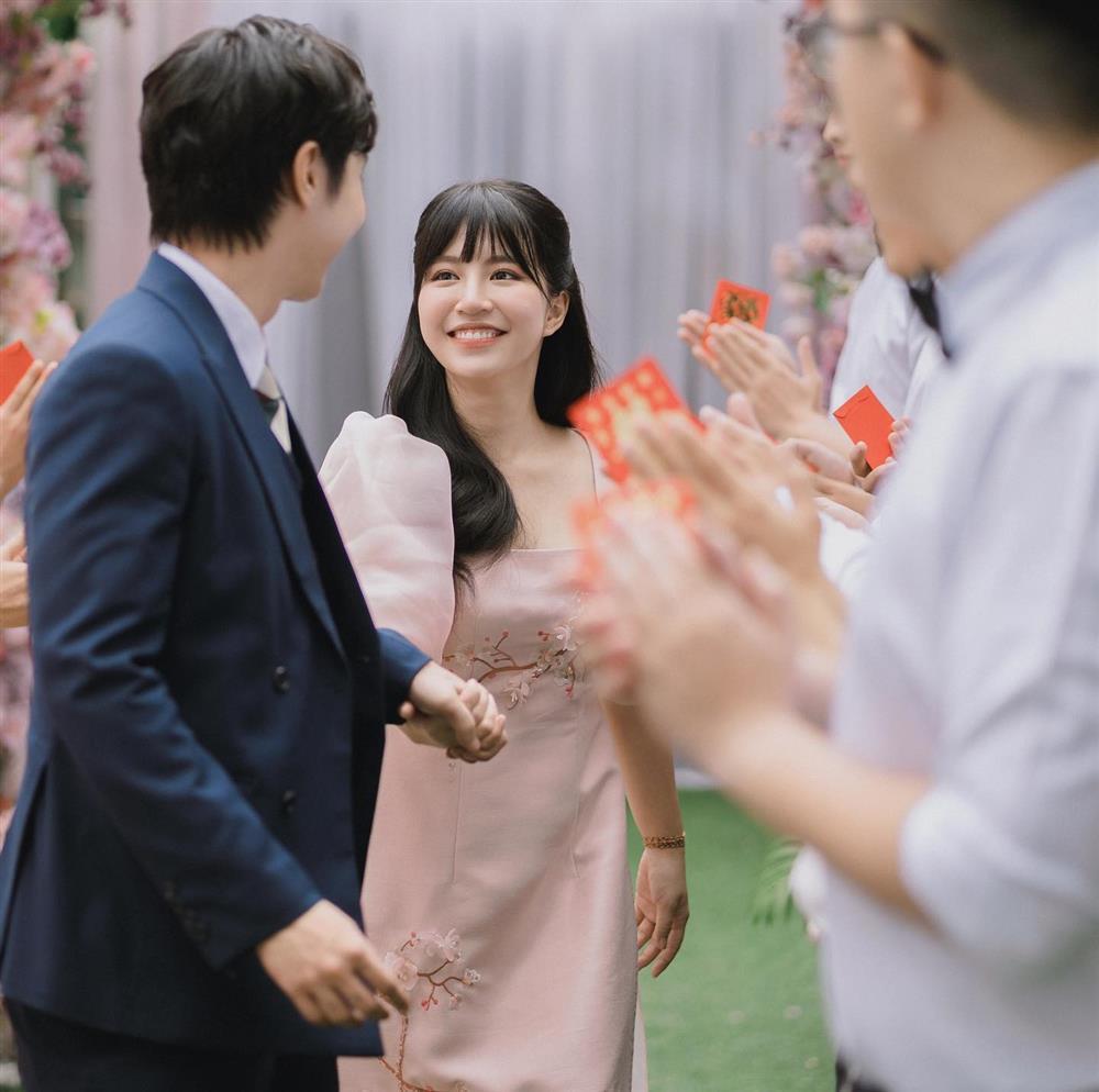 Hot girl đình đám xả ảnh trong lễ ăn hỏi với bạn trai ca sĩ-3