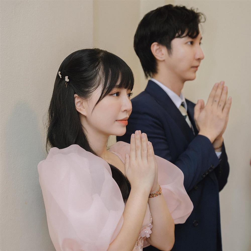 Hot girl đình đám xả ảnh trong lễ ăn hỏi với bạn trai ca sĩ-4