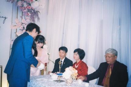 Hot girl đình đám xả ảnh trong lễ ăn hỏi với bạn trai ca sĩ-8