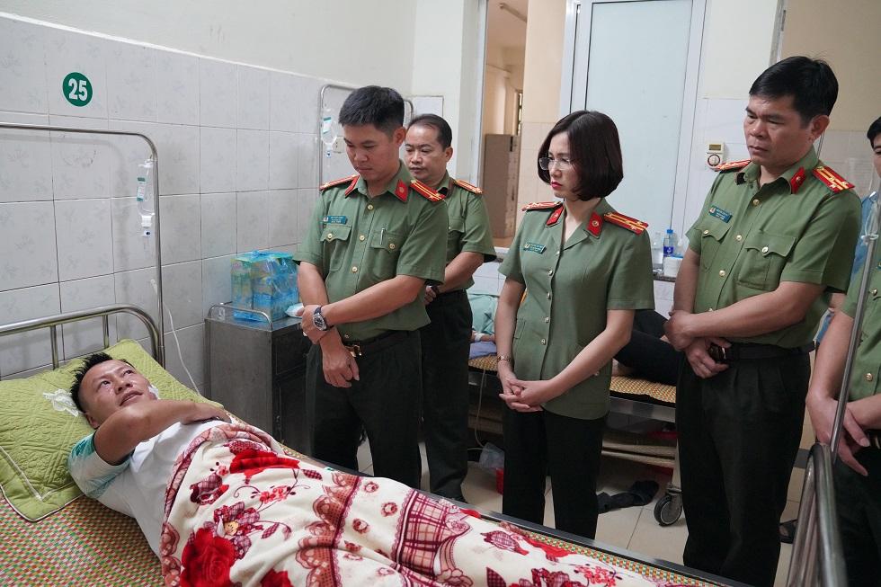 Thanh niên cầm dao tấn công, rạch mặt, cứa cổ Đại uý công an-2