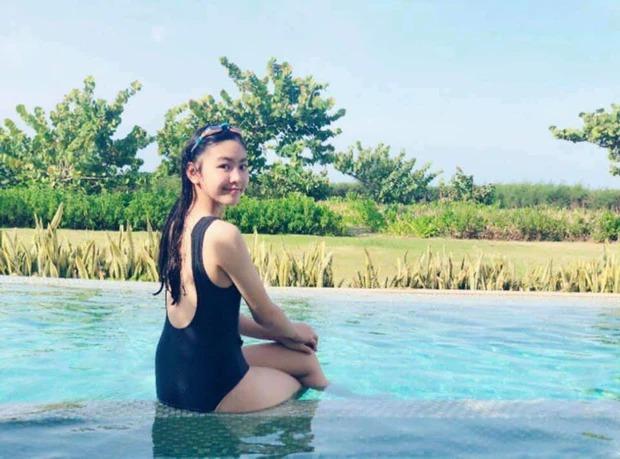 2 cô con gái Quyền Linh hiếm hoi thả dáng với đồ tắm ở biển-2
