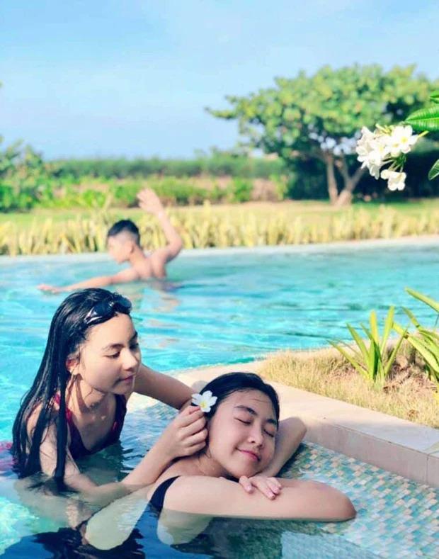 2 cô con gái Quyền Linh hiếm hoi thả dáng với đồ tắm ở biển-3