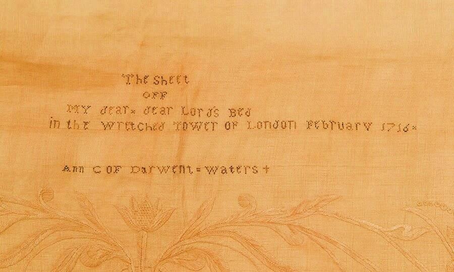 Rùng rợn tấm vải mang thông điệp tình yêu được thêu bằng tóc tử tù-1