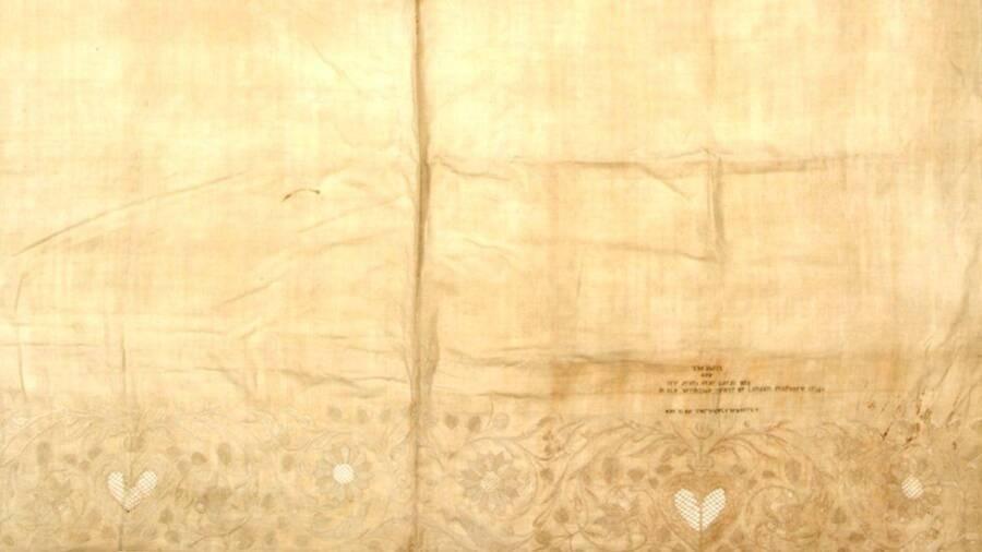 Rùng rợn tấm vải mang thông điệp tình yêu được thêu bằng tóc tử tù-2