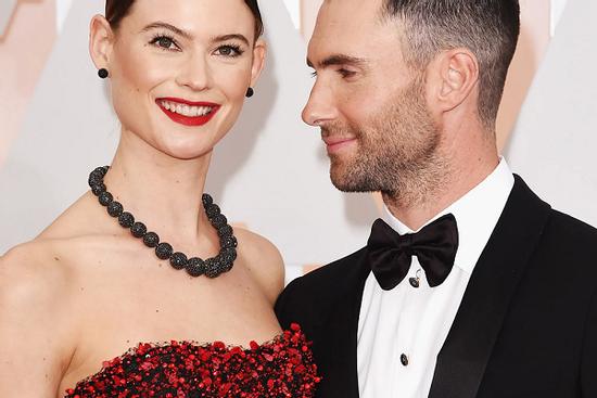 Vợ đến ủng hộ Adam Levine trong show diễn đầu tiên sau scandal ngoại tình