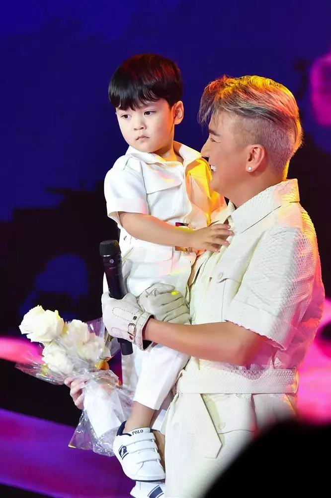 3 sao Việt bất ngờ công khai con ruột trong năm 2022-3