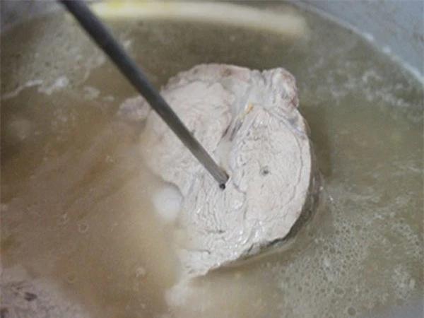 4 sai lầm khi luộc thịt khiến độc tố ngấm vào trong, chất bổ trôi ra ngoài-2